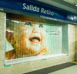 Un mural de alegría en la estación Retiro