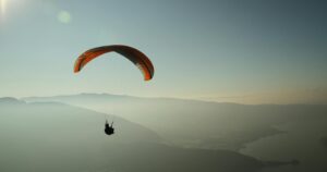Surf y parapente en la costa: volar, caer y volver a empezar
