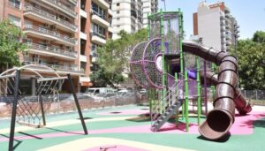 La Comuna12 estrena patio de juegos renovado: más seguro, más inclusivo y pensado para las familias del barrio 🌳👧🛝