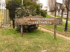 🌿 Plaza Madonna di Bonaria: un rincón de historia, fe y aire porteño en pleno Retiro