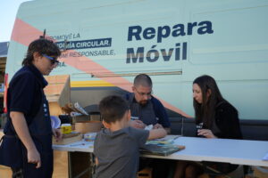 🔧 El Repara Móvil llega a las plazas: vecinos aprenden a arreglar objetos y reducir residuos en la Ciudad