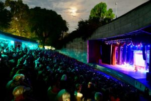 🎭 Más de 5.000 personas ovacionaron a Cyrano en Parque Centenario: un clásico que se despidió a lo grande