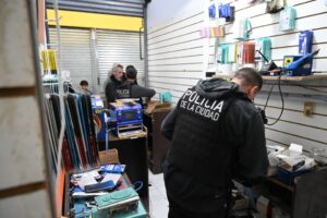 Golpe al mercado ilegal de celulares: allanaron una galería en La Matanza y recuperaron 49 teléfonos robados