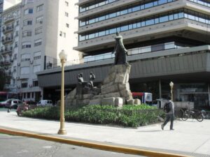 La plazoleta escondida de Retiro que homenajea a una leyenda del tango: quién fue Azucena Maizani