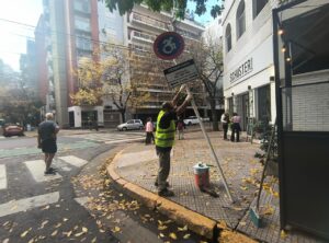Guerra a los carteles truchos: la Ciudad suspenderá la licencia y multará a quienes falsifiquen reservas de estacionamiento para discapacitados