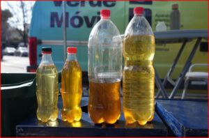 Ese litro de aceite que tirás por la pileta contamina el agua que una persona tarda 14 años en consumir: así podés evitarlo en la Ciudad