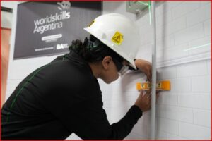 Un pasaje a China en juego: estudiantes técnicos compiten en WorldSkills Argentina para demostrar que saben hacer —de verdad— una instalación eléctrica inteligente