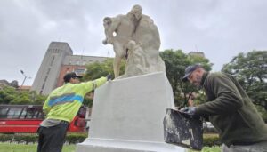 La “ambulancia” de las esculturas porteñas: así funciona la cuadrilla que ya hizo más de 60 intervenciones este año