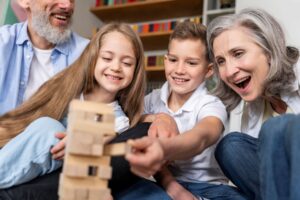 Cuando los abuelos y los chicos se encuentran: el vínculo intergeneracional que hace bien a ambos lados