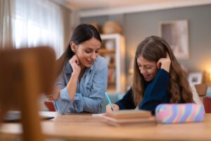 La charla familiar que busca cambiar la forma en que educamos a nuestros hijos sobre el dinero