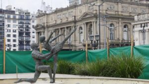 Plaza Lavalle vuelve a brillar: arranca la restauración de su histórica fuente de aguas danzantes