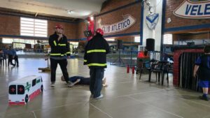 Prevención, inclusión y teatro: los Bomberos de la Ciudad llevaron su mensaje al Club Vélez